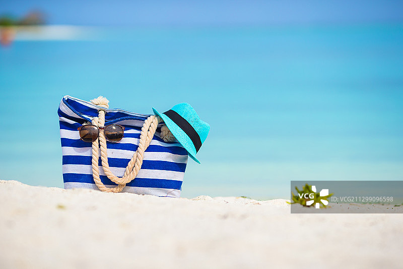 海滩上人字拖的特写图片素材