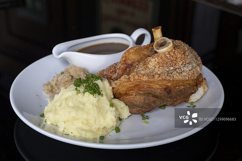 餐桌上盘中美食的特写图片素材