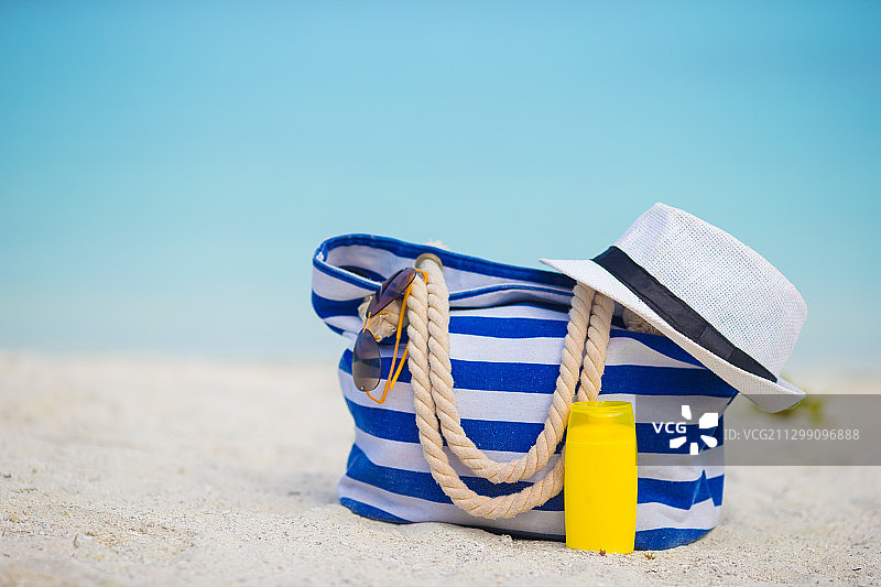 沙滩上的人字拖、帽子和太阳镜特写图片素材