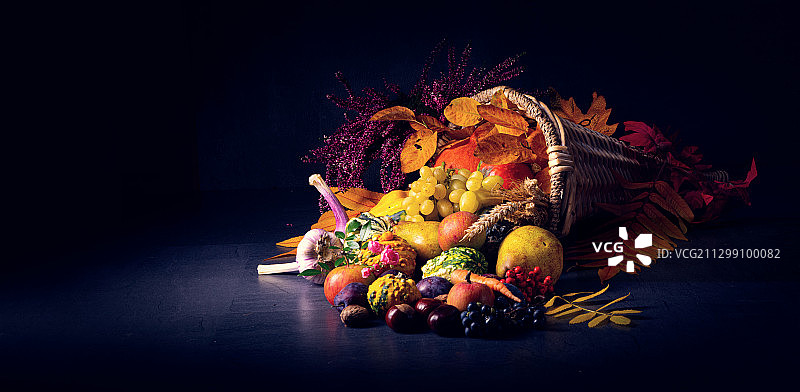 黑色背景下的桌上食物特写图片素材