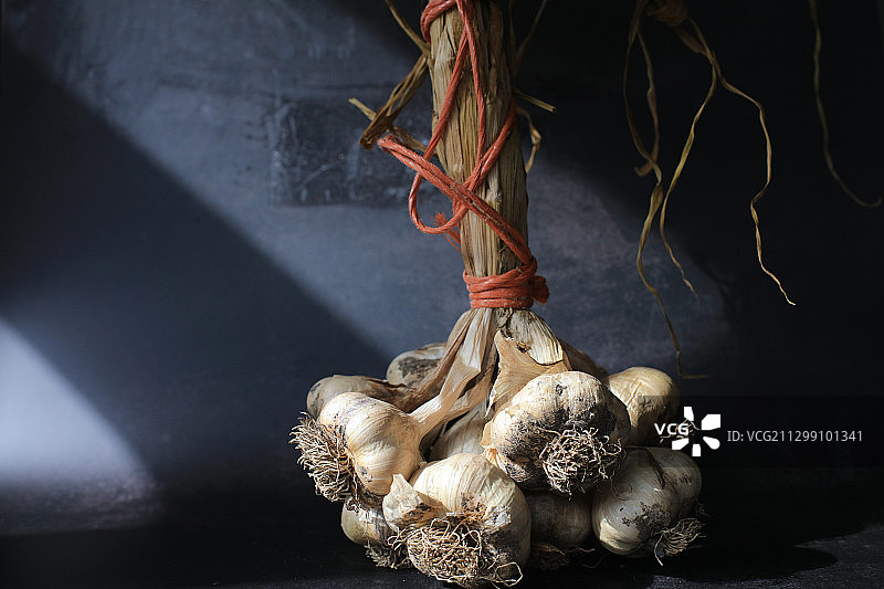 一堆新鲜采摘的大蒜图片素材