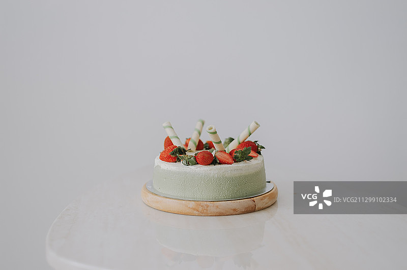 白色背景上的蛋糕特写图片素材