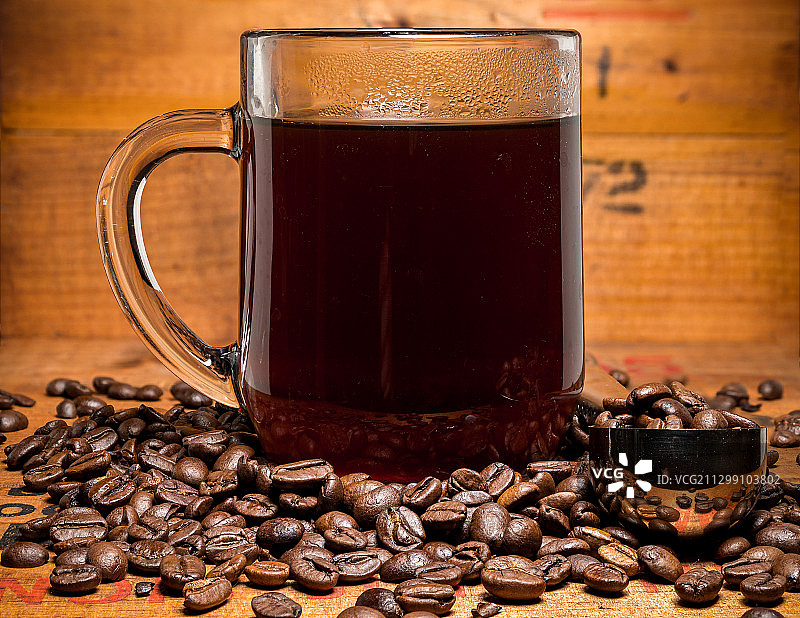 桌子上带有烘焙咖啡豆的咖啡特写图片素材