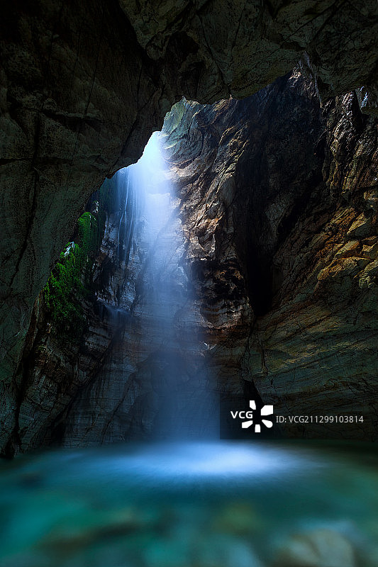 洞穴瀑布风光图片素材