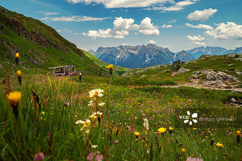 奥地利奥伯蒂利亚赫多云草甸风光图片素材