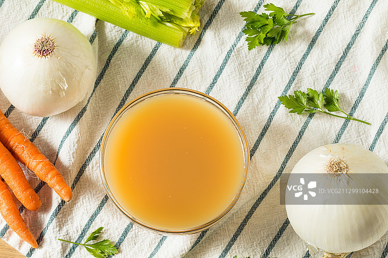 餐桌上的蔬菜汁图片素材