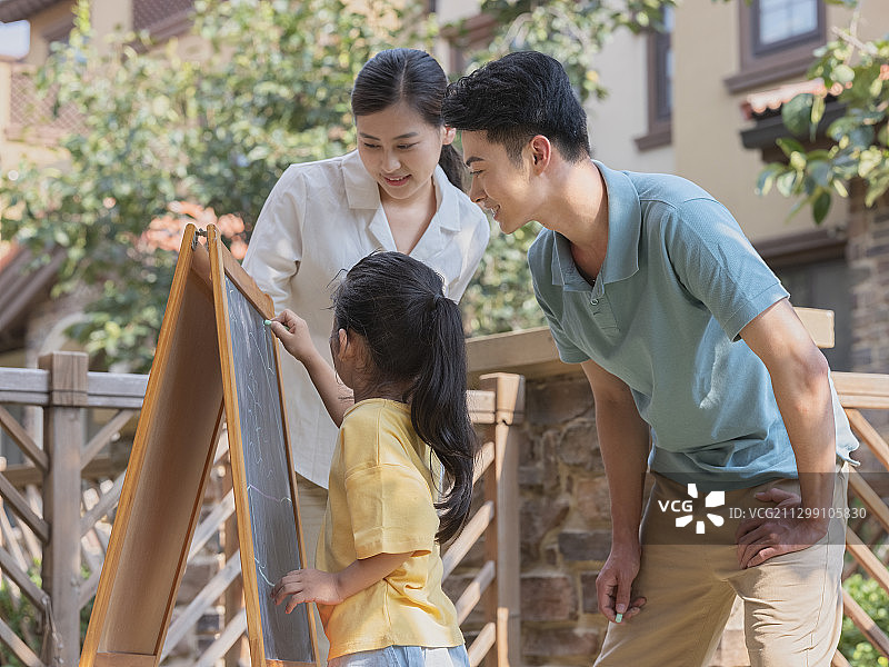 快乐的三口之家在户外画画图片素材