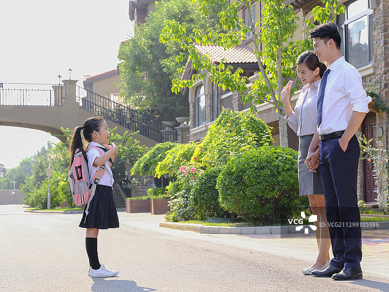 年轻父母送孩子上学图片素材