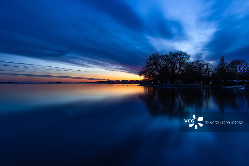 匈牙利凯斯特海伊，日落时分天空下的湖景图片素材