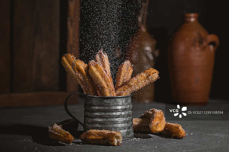 餐桌上的食物和饮品特写图片素材