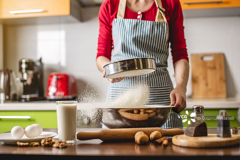 在家烘焙的女人图片素材