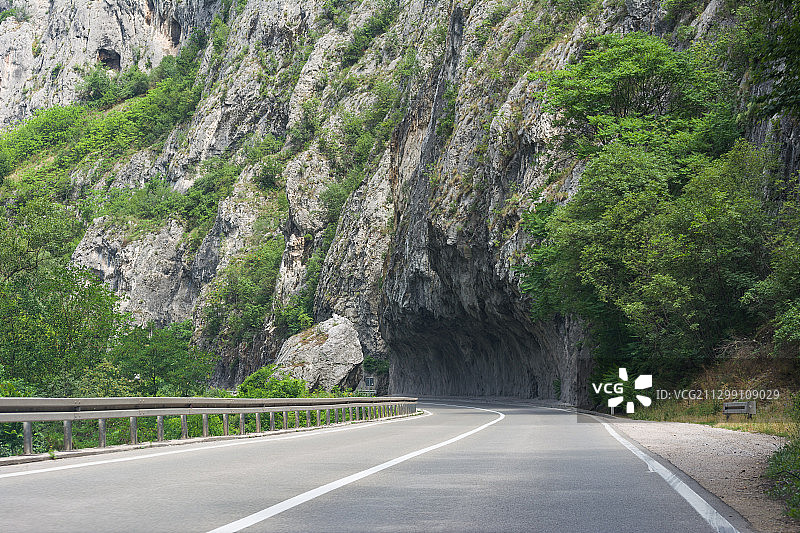 塞尔维亚克拉古耶瓦茨的开放道路图片素材