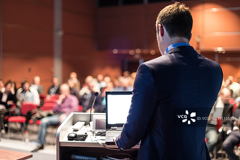在商务活动中发表演讲的演讲者图片素材