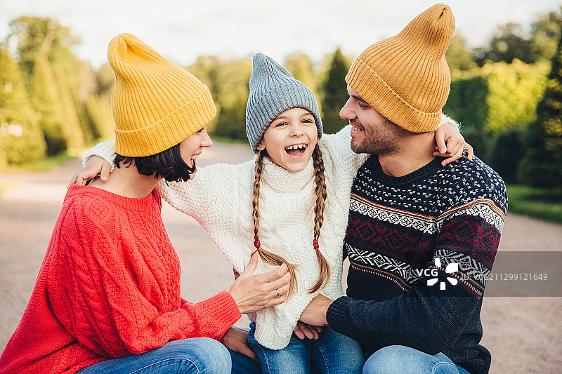 人物，家庭关系概念，微笑的小女孩和父母图片素材