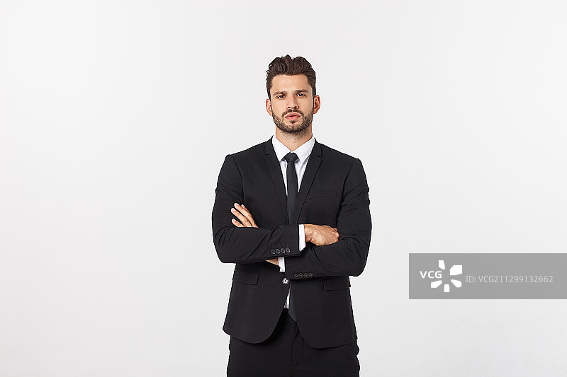 双手交叉，站在白色背景前的商人肖像图片素材