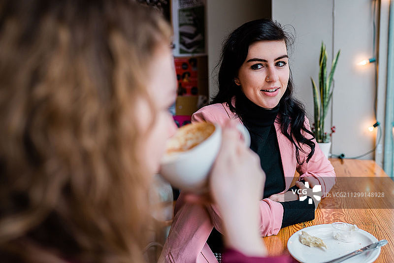 在美国科菲维尔咖啡馆里聊天的年轻女人们图片素材