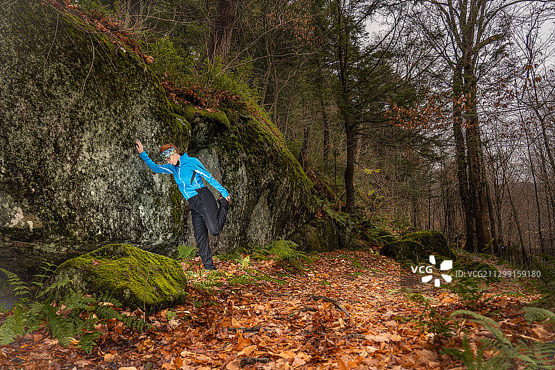 在加拿大魁北克森林跑步后伸展身体的女人图片素材