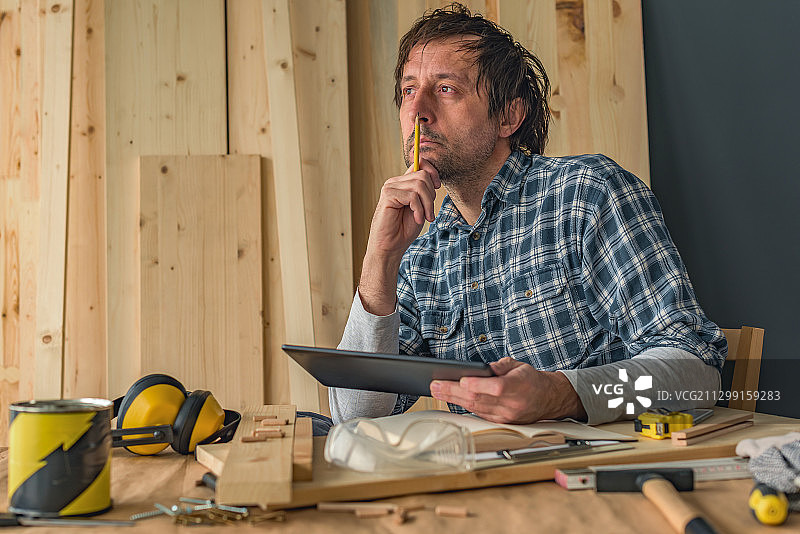 木匠在桌旁使用数位板（塞尔维亚，诺维萨德）图片素材