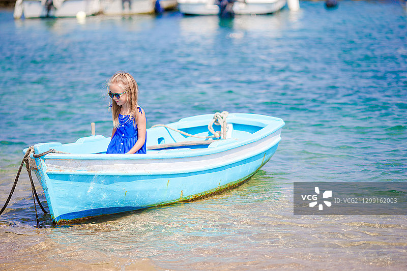 坐在海中船上的女孩图片素材