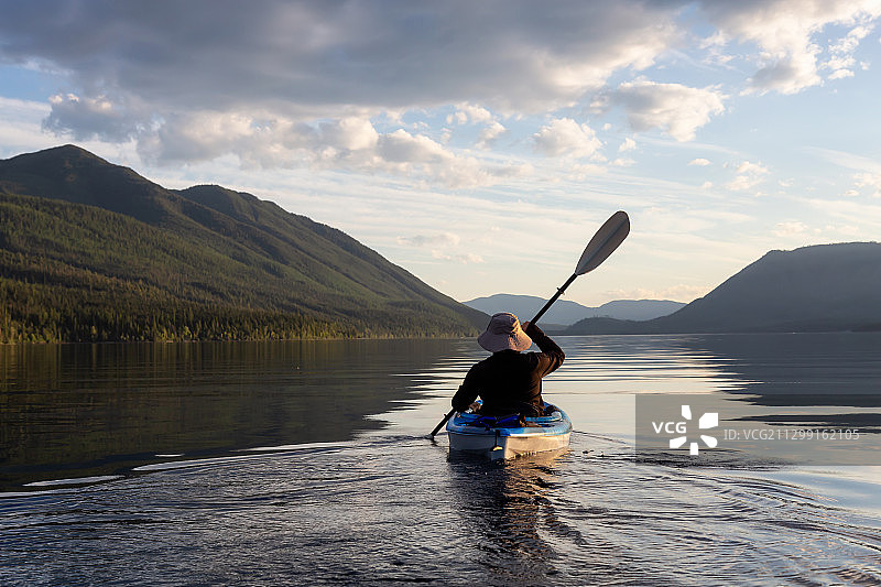 在麦克唐纳湖上划皮划艇的冒险男人图片素材