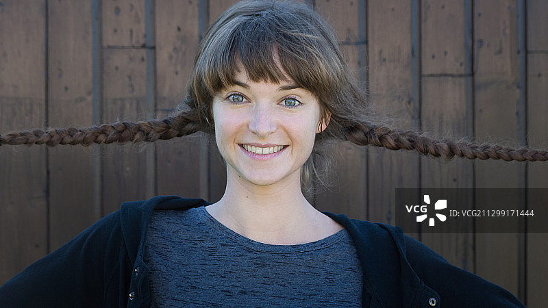 在奥地利图尔宾靠墙微笑的年轻女子 портрет图片素材