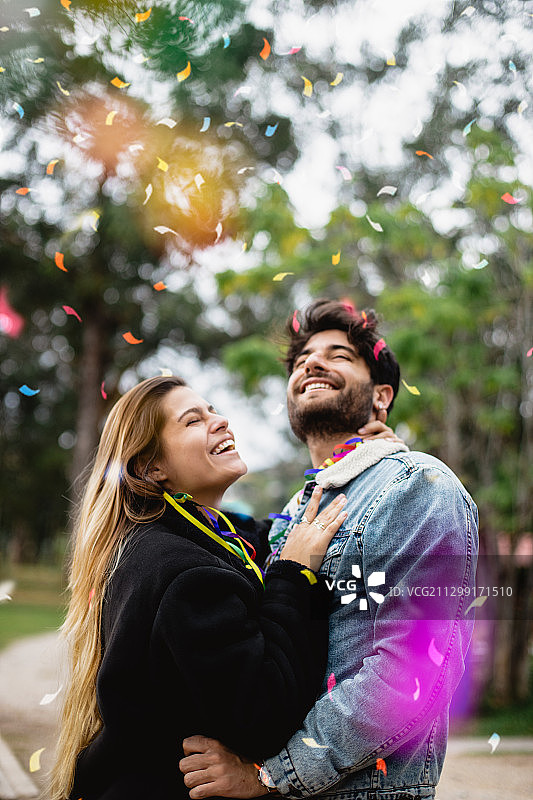 在秘鲁卡哈马卡公园庆祝的年轻情侣图片素材