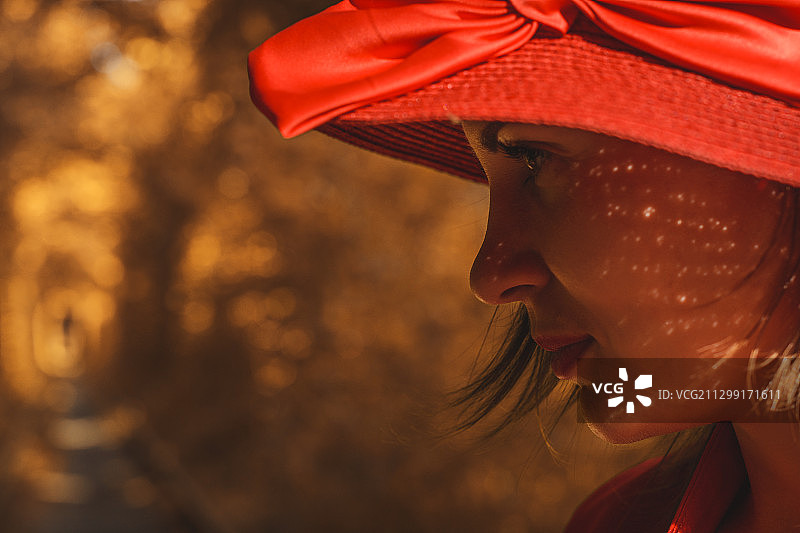戴帽子的女人特写图片素材