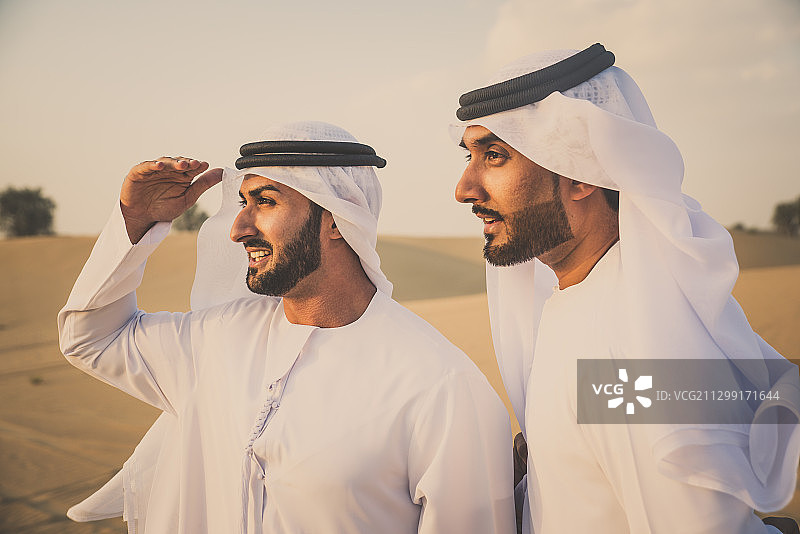 沙漠中的阿拉伯男子侧面图片素材