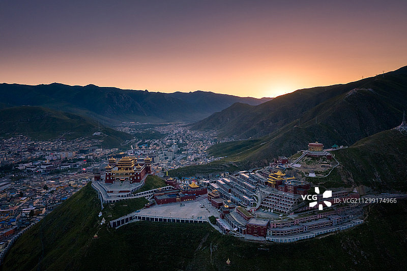 青海玉树城市风光图片素材