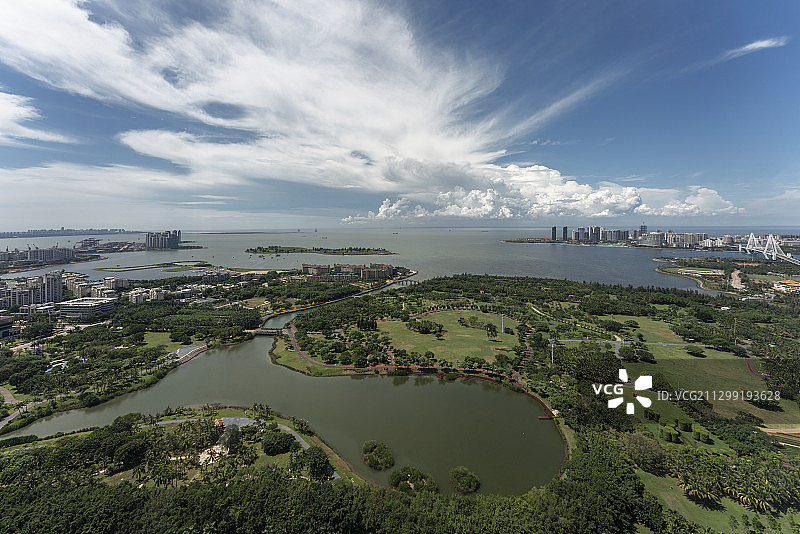 蓝天白云下的海口万绿园图片素材