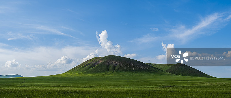 草原上的火山图片素材