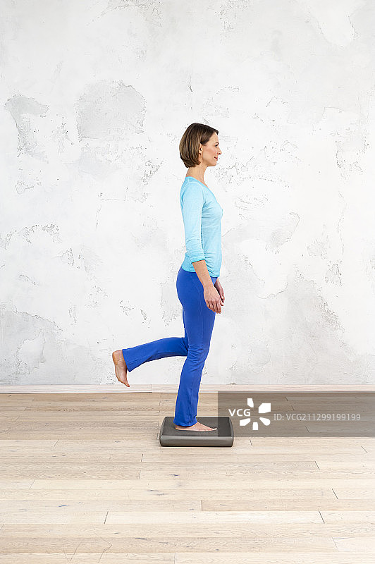 平衡板练习：抬起左脚跟图片素材