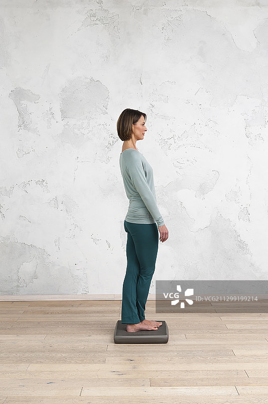 平衡板练习：脚后跟向后倾斜的“芭蕾”图片素材