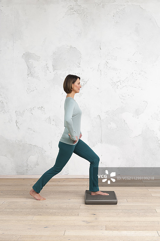 平衡板练习：半弓步，右腿后伸图片素材