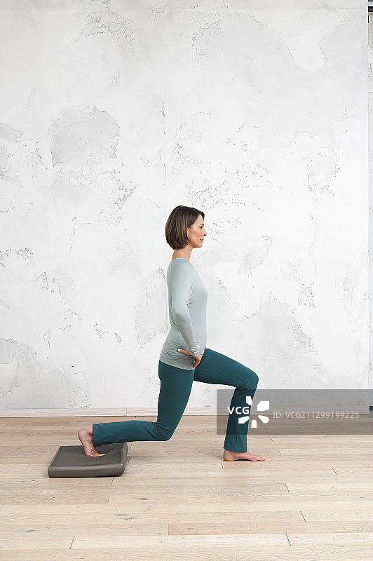 平衡板训练：平衡半弓步、深弓步图片素材