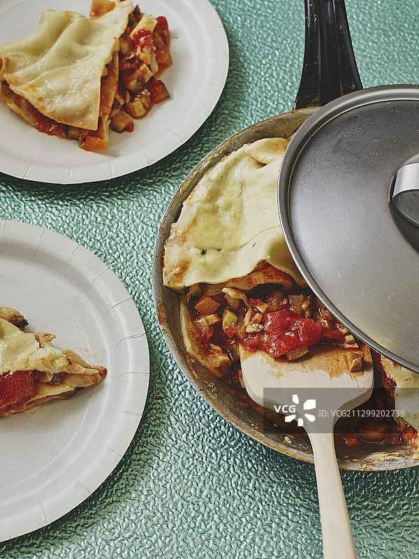 夏季蔬菜烤宽面条图片素材