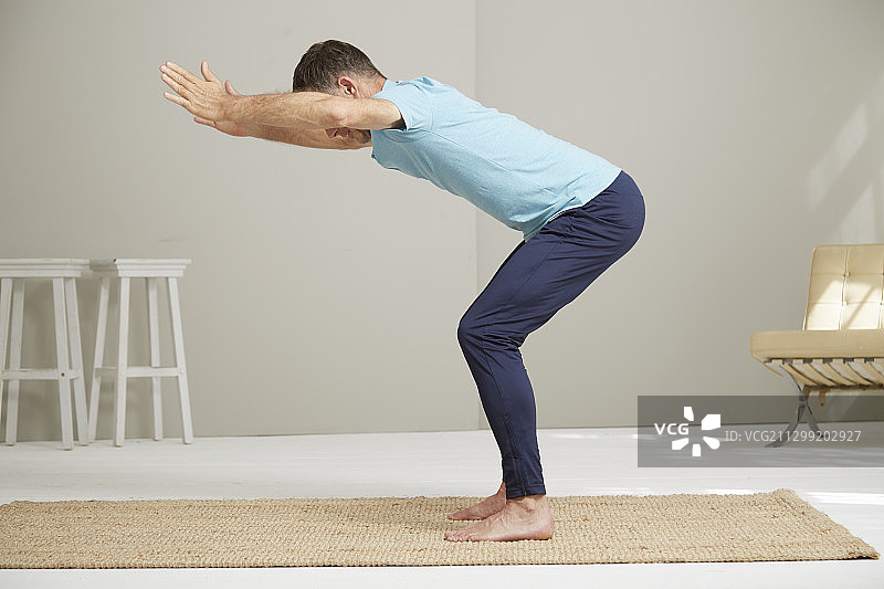 一个男人做运动以改善躯干旋转图片素材