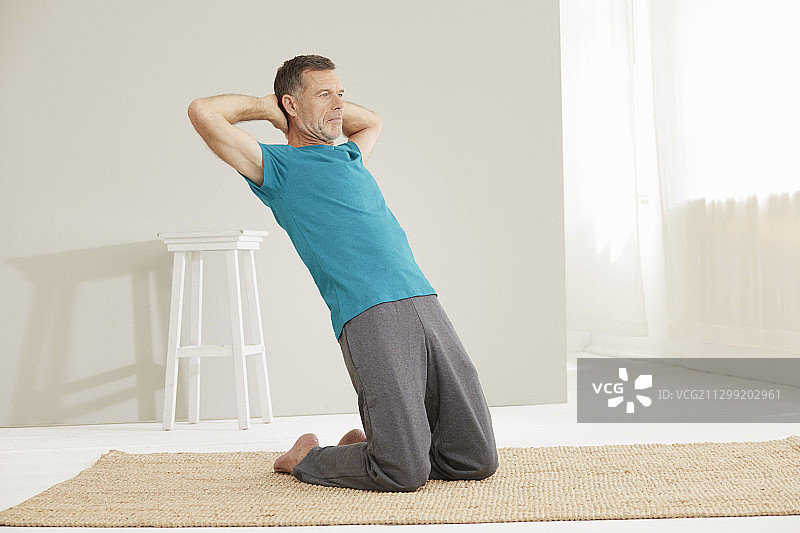 男人跪姿屈体锻炼图片素材