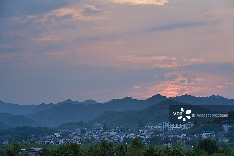 晚霞下的河桥镇图片素材