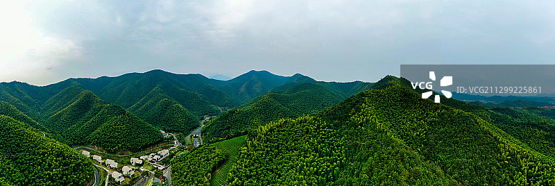 安吉竹海里的村庄图片素材