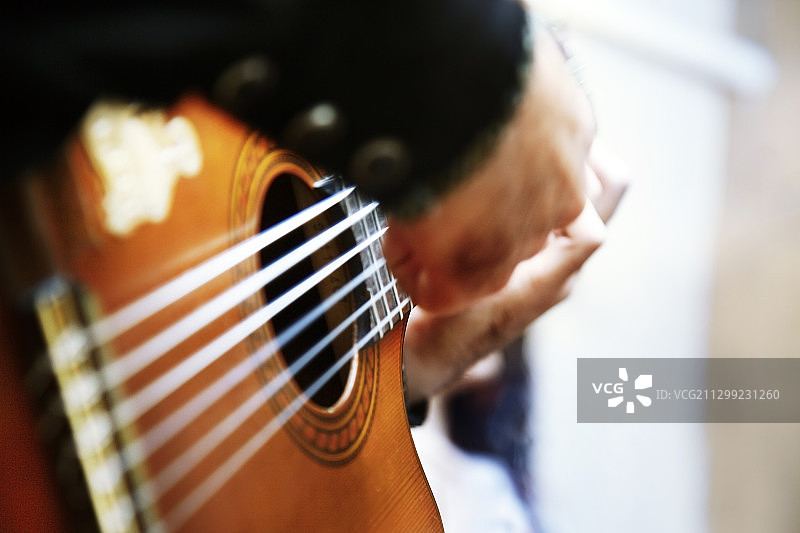 男人用原声吉他演奏弗拉门戈音乐图片素材