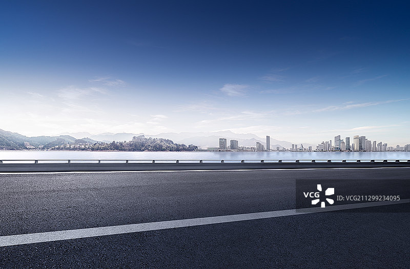 杭州千岛湖城市湖景沥青桥梁路面高视角图片素材