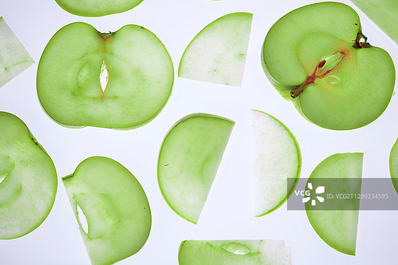 绿色苹果切片逆光抽象构图图片素材