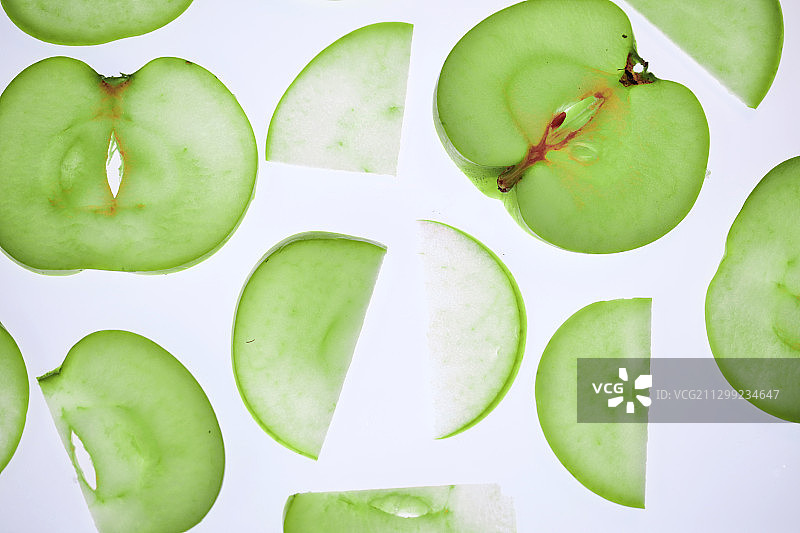 绿色苹果切片逆光抽象构图图片素材