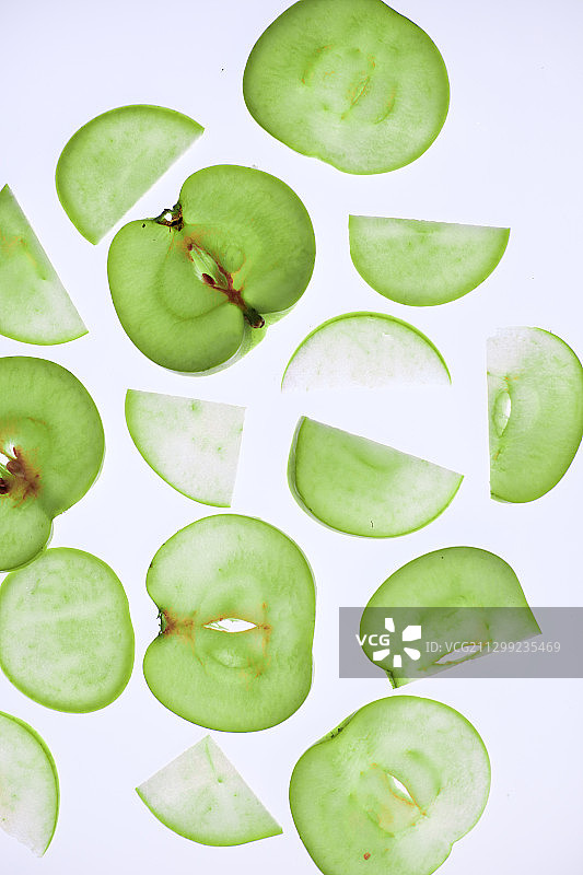 绿色苹果切片逆光抽象构图图片素材