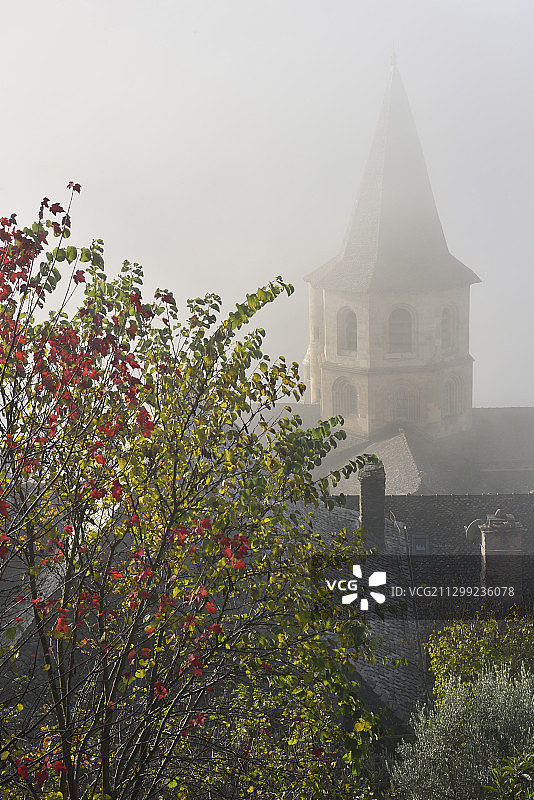 法国阿韦龙孔克：圣富瓦修道院教堂的清晨图片素材