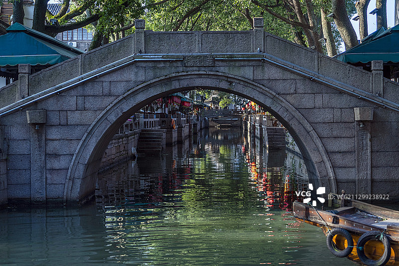 苏州同里古镇江南水乡同里三桥吉利桥图片素材