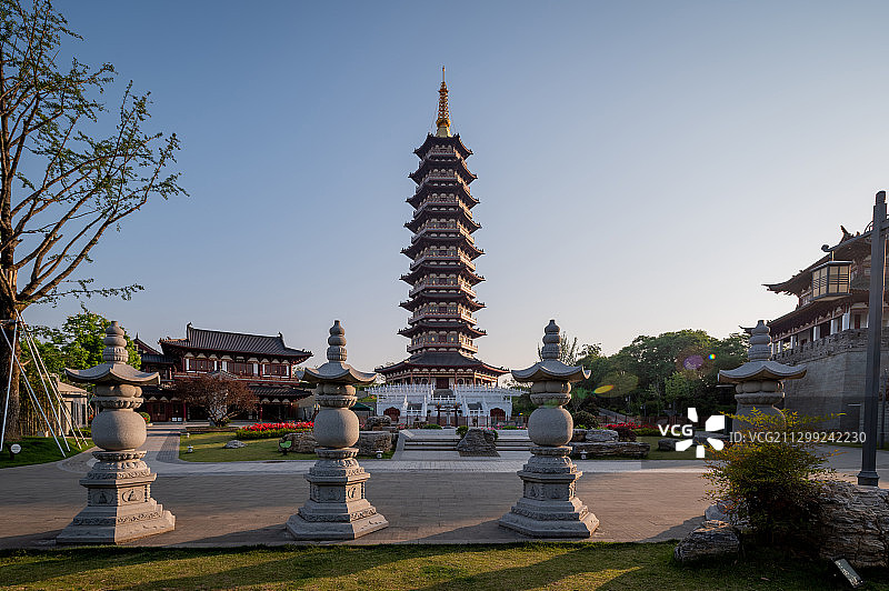 早晨阳光下的金华万佛塔图片素材