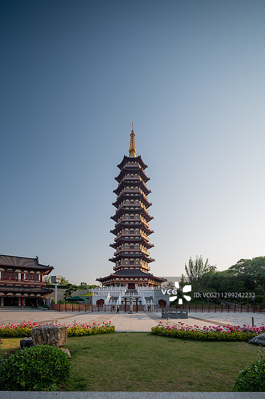 早晨阳光下的金华万佛塔图片素材