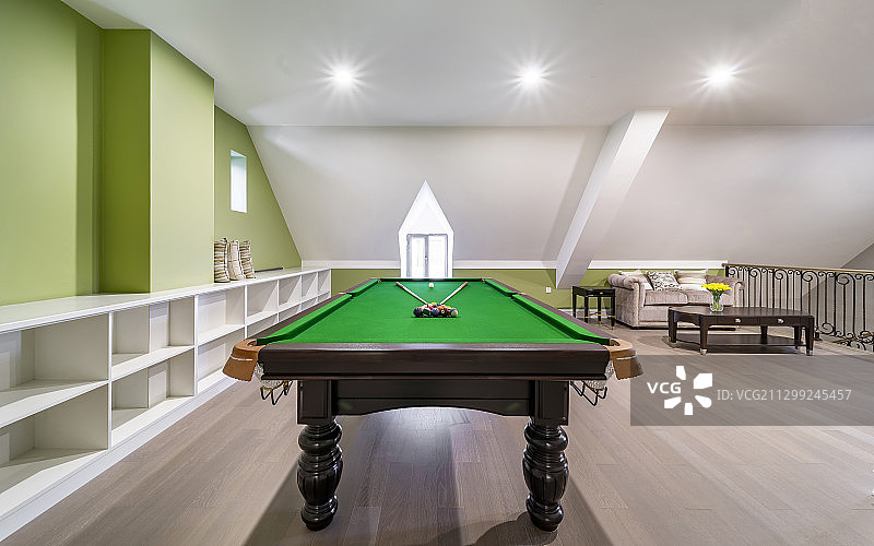 别墅阁楼娱乐活动室台球桌图片素材